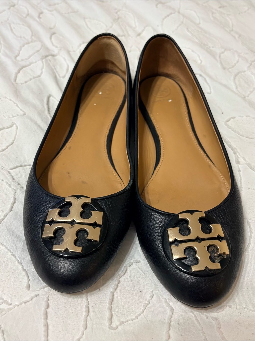 Tory Burch Black Leather Logo Round-Toe Ballet Flats with Gold Emblem Y2K style